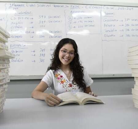 Do sonho ao jaleco branco: a emoção de Emily ao voltar à escola para agradecer