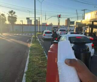 Mecânico acredita na honestidade e libera café fiado no semáforo Mecânico acredita na honestidade e libera café fiado no semáforo