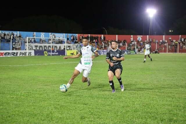 Operário sai na frente no 1º tempo e fica perto da final do estadual