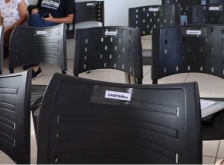 Até idosos "somem" da fila e vacinação contra gripe começa com cadeiras vazias