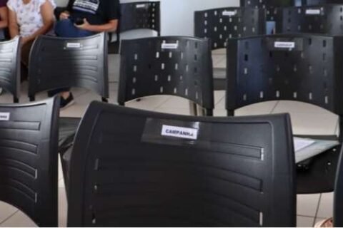 Até idosos "somem" da fila e vacinação contra gripe começa com cadeiras vazias