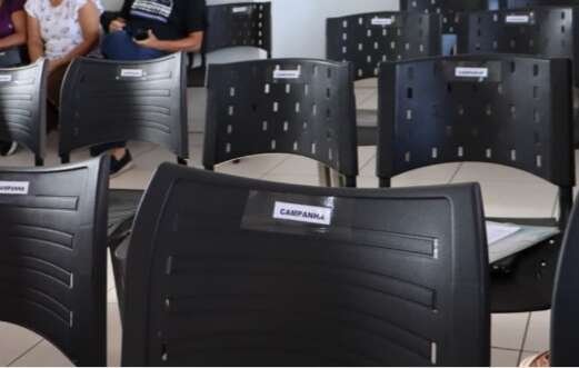 Até idosos "somem" da fila e vacinação contra gripe começa com cadeiras vazias