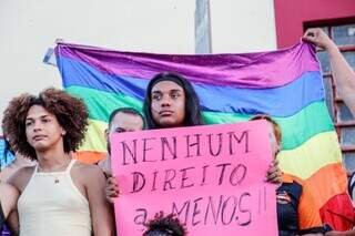 Grupo LGBT+ ocupa casa na Esplanada e cobra abrigo prometido