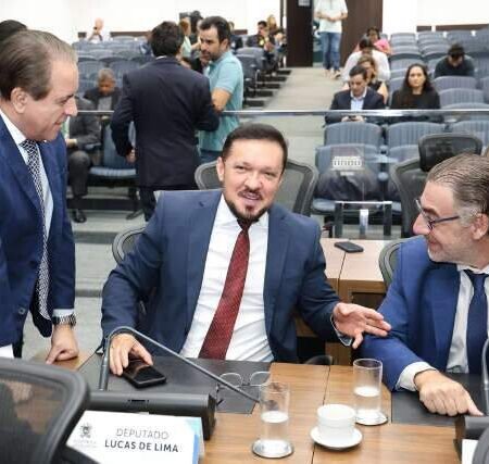 Cinco deputados estaduais oficializam entrada no PL em evento na Capital