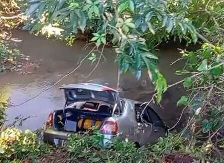 Carro é encontrado dentro de córrego e chama atenção na Vila Popular