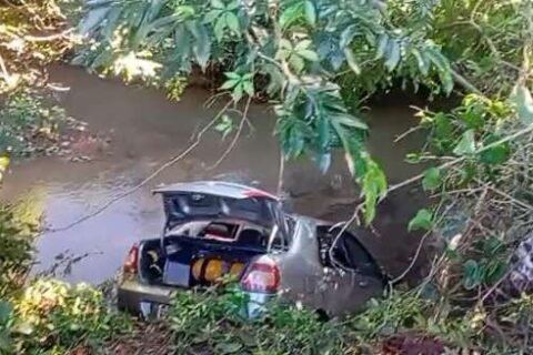 Carro é encontrado dentro de córrego e chama atenção na Vila Popular