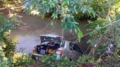 Carro é encontrado dentro de córrego e chama atenção na Vila Popular