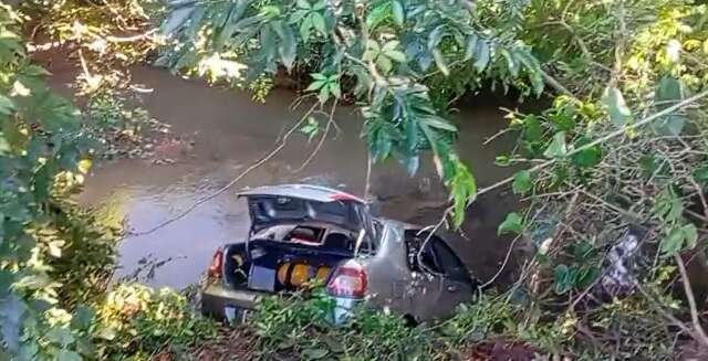 Carro é encontrado dentro de córrego e chama atenção na Vila Popular