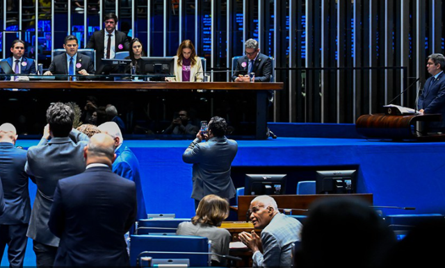 Senado aprova projeto que cria 24 mil cargos no serviço público