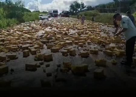 Carreta com carga de cerveja tomba na BR-262 e provoca confusão