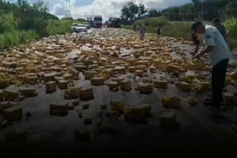 Carreta com carga de cerveja tomba na BR-262 e provoca confusão