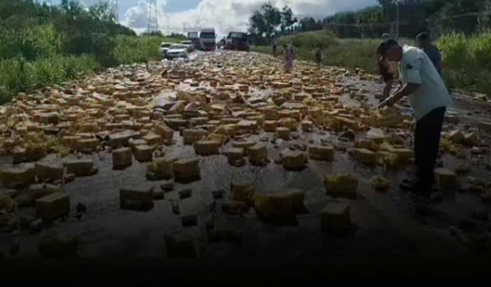 Carreta com carga de cerveja tomba na BR-262 e provoca confusão