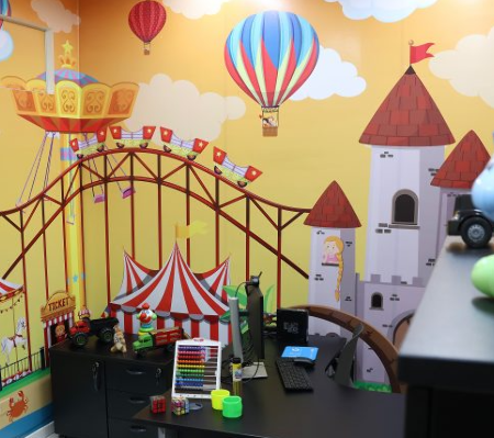 Criança de 5 anos relata abuso em escola municipal e polícia investiga caso