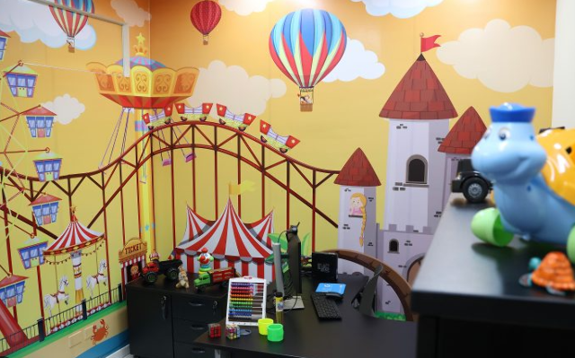 Criança de 5 anos relata abuso em escola municipal e polícia investiga caso