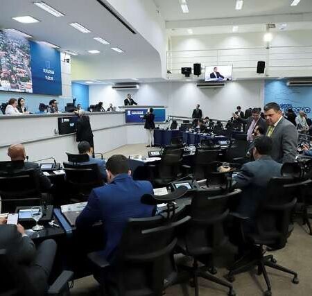 Após impasse, Câmara aprova lei que obriga aviso prévio aos pais sobre palestras