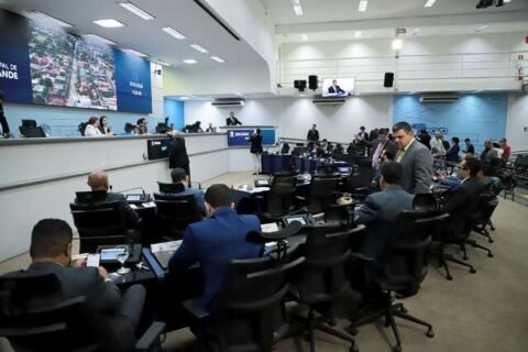 Após impasse, Câmara aprova lei que obriga aviso prévio aos pais sobre palestras