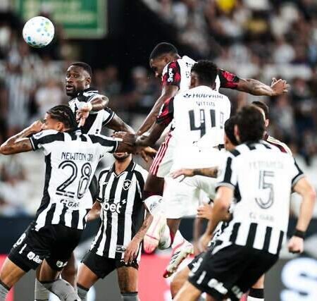 Flamengo vence Botafogo por 3 a 0 com golaço de Léo Pereira