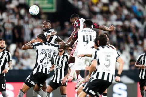 Flamengo vence Botafogo por 3 a 0 com golaço de Léo Pereira