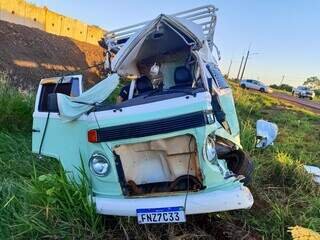Casal morre em colisão entre Kombi e carreta na rodovia BR-163