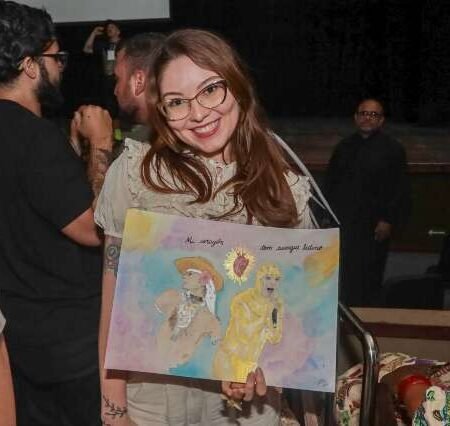 Prima distante fez arte e árvore genealógica para dar a Ney Matogrosso