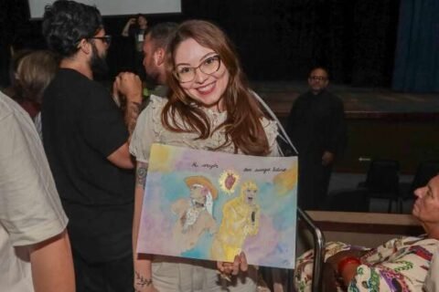 Prima distante fez arte e árvore genealógica para dar a Ney Matogrosso