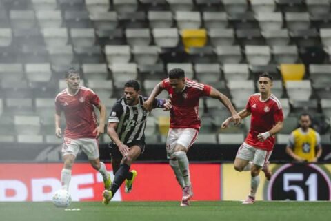 Atlético-MG vence o Inter e conquista primeira vitória no Brasileiro