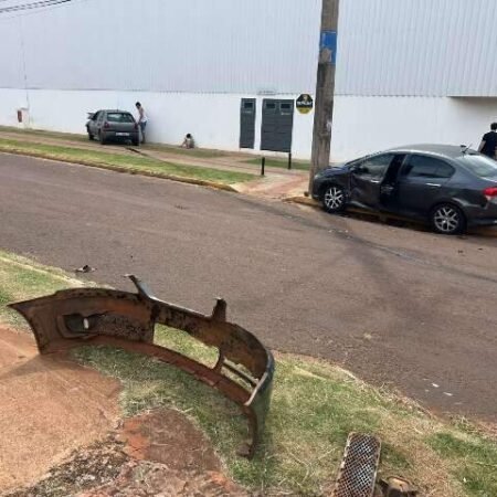 Acidente em cruzamento termina com carro em poste e outro em muro