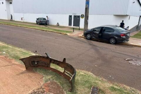 Acidente em cruzamento termina com carro em poste e outro em muro