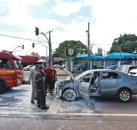 Família com criança escapa de incêndio em carro na Avenida Fernando Corrêa