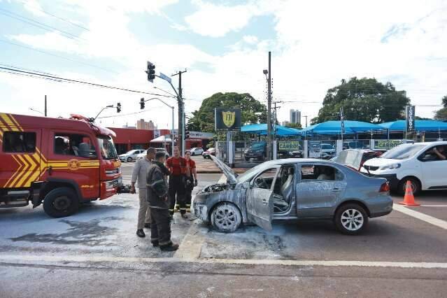Família com criança escapa de incêndio em carro na Avenida Fernando Corrêa