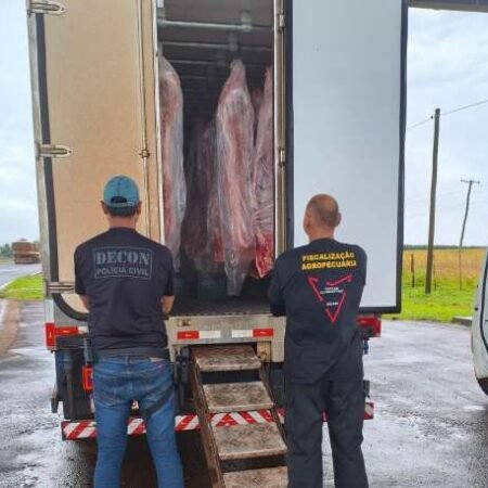 Abordagem leva polícia a entreposto com 4 toneladas de carne clandestina