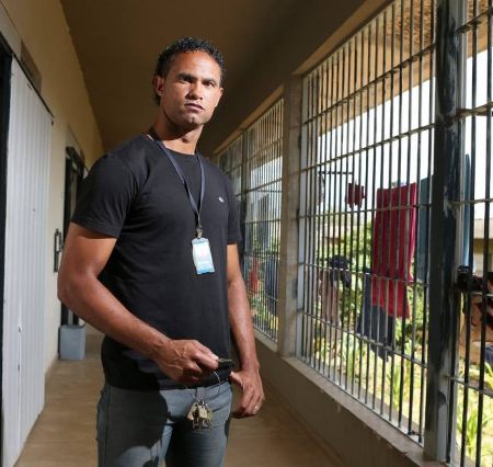 Justiça revoga liberdade e manda goleiro Bruno voltar à prisão
