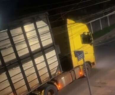 Caminhão derruba fiação no Jardim Itatiaia e deixa moradores sem serviço