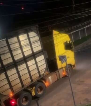 Caminhão derruba fiação no Jardim Itatiaia e deixa moradores sem serviço