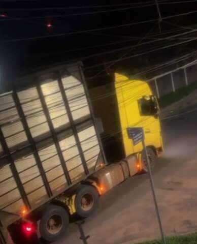 Caminhão derruba fiação no Jardim Itatiaia e deixa moradores sem serviço