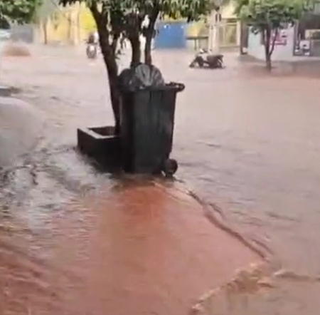 Chuva forte provoca alagamentos e transforma ruas em rios em Maracaju