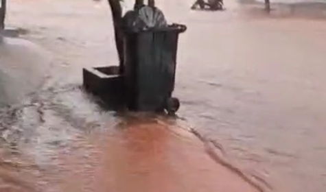 Chuva forte provoca alagamentos e transforma ruas em rios em Maracaju