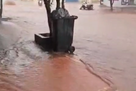 Chuva forte provoca alagamentos e transforma ruas em rios em Maracaju