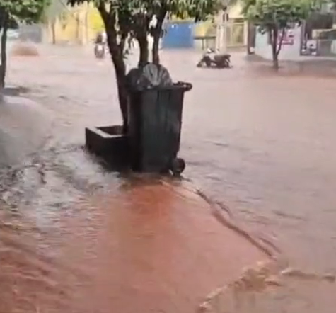 Chuva forte provoca alagamentos e transforma ruas em rios em Maracaju