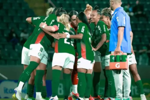 Palmeiras vira sobre o Corinthians e mantém liderança do Brasileirão Feminino