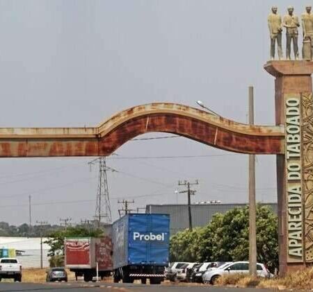 Vizinho é preso após ser flagrado no quarto de adolescente de 12 anos