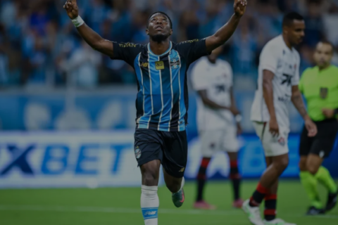 Grêmio vence Vitória na Arena, mas jogo é marcado por grave lesão
