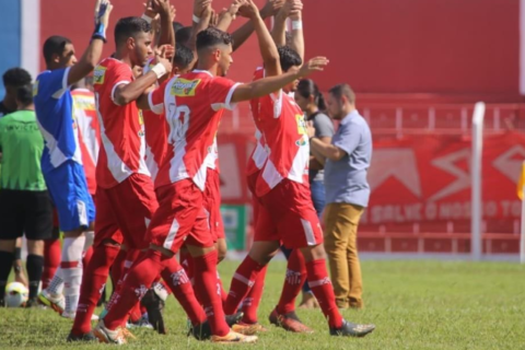 Comercial completa 83 anos e comemora data com café da manhã