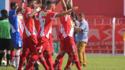 Comercial completa 83 anos e comemora data com café da manhã