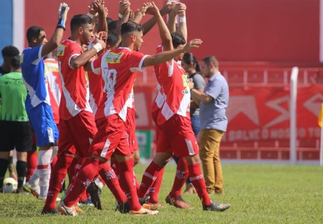 Comercial completa 83 anos e comemora data com café da manhã