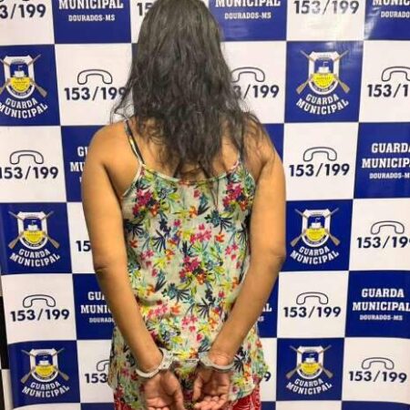 Após agressões contra mãe idosa, filha é presa e família pede proteção judicial