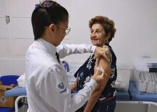 Até idosos "somem" da fila e vacinação contra gripe começa com cadeiras vazias Até idosos "somem" da fila e vacinação contra gripe começa com cadeiras vazias