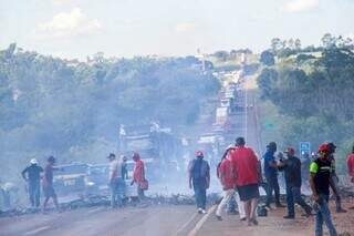 Após quase 6 horas de bloqueio, sem-terra liberam BR-163 Após quase 6 horas de bloqueio, sem-terra liberam BR-163