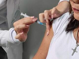 Até idosos "somem" da fila e vacinação contra gripe começa com cadeiras vazias Até idosos "somem" da fila e vacinação contra gripe começa com cadeiras vazias