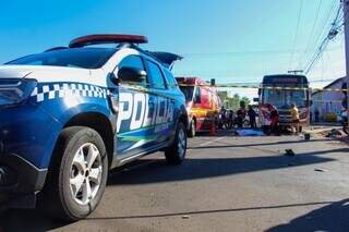 Mulher morre em acidente entre ônibus e moto em cruzamento da Rua Brilhante Mulher morre em acidente entre ônibus e moto em cruzamento da Rua Brilhante